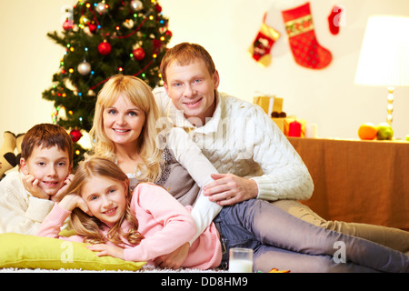 Ritratto di una famiglia di quattro rilassanti in un giorno di Natale Foto Stock