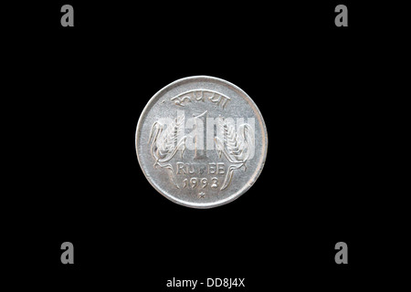Una Rupee coin isolata su uno sfondo nero Foto Stock