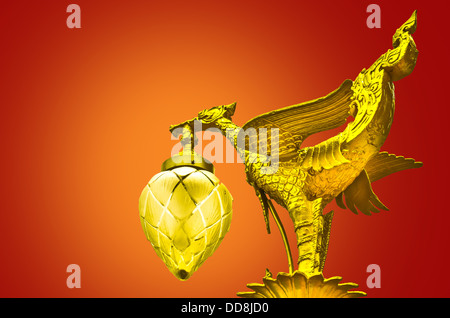 Golden swan scultura su sfondo rosso Foto Stock