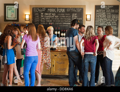 Stati Uniti d'America, Washington, Woodinville. Per coloro che godono di degustazione di Vino a Woodinville passaporto. Foto Stock