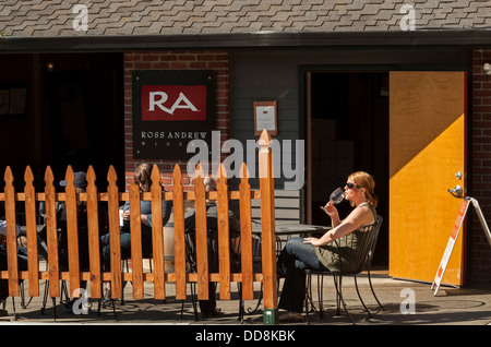 Stati Uniti d'America, Washington, Woodinville. Donna godendo il vino all'aperto a Woodinville passaporto. Foto Stock