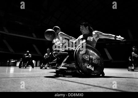 Colombiana per atleti disabili, lotta per la palla durante una sedia a rotelle rugby formazione corrispondono all'arena a Bogotà, in Colombia. Foto Stock