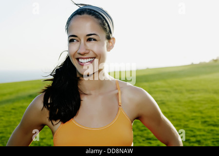 Ispanico donna sorridente nel campo Foto Stock