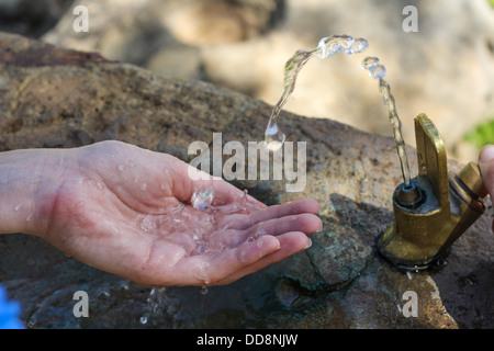 L'acqua proveniente dalla scheda e schizzi in mano Foto Stock