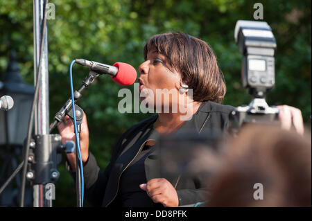 Londra, UK, 28 agosto 2013. Arrestare la coalizione bellica in scena una dimostrazione di emergenza al di fuori di Downing Street, Londra per protestare contro la probabile intervento militare dell America, la Francia e la Gran Bretagna in Siria. David Cameron ha ricordato il Parlamento a discutere il problema giovedì. Credito: Lee Thomas/Alamy Live News Foto Stock