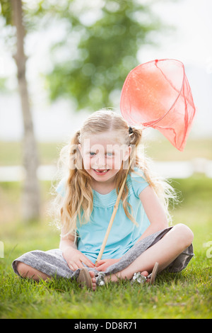 Ragazza caucasica azienda butterfly net Foto Stock