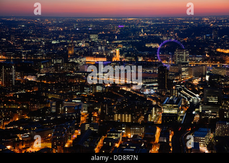 Il Parlamento britannico e il London eye dopo il tramonto - Vista dal Shard, London, England, Regno Unito Foto Stock