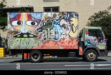 Un carrello con dipinto graffiti parcheggiato su First Avenue nell'East Village di New York City Foto Stock