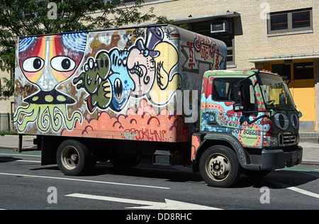 Un carrello con dipinto graffiti parcheggiato su First Avenue nell'East Village di New York City Foto Stock