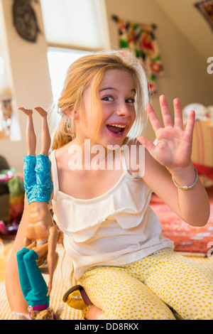 Ragazza caucasica a giocare con le bambole Foto Stock