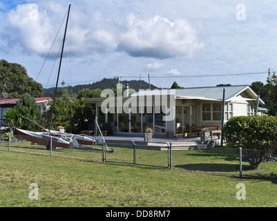 Dh Tairua Penisola di Coromandel NUOVA ZELANDA Beach bach bugalow casa barca a vela giardino case di residenti Foto Stock