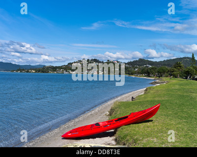 Dh Tairua Penisola di Coromandel NUOVA ZELANDA Lungomare spiaggiata canoa kayak da mare mare Foto Stock