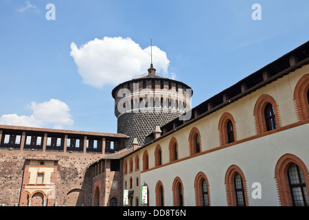 Torre angolare del Castello Sforzesco (Castello Sforzesco, circa del XV sec.). Vista dal cortile interno. Milano, Italia Foto Stock