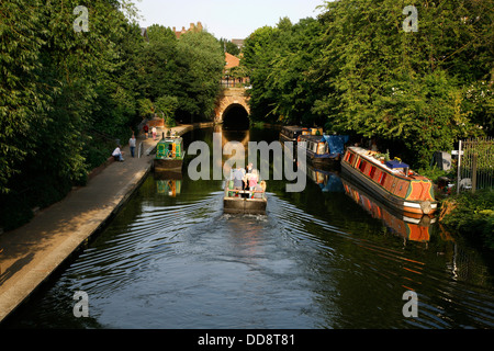 Canal in barca a vela il Regent's Canal verso il quartiere di Islington Tunnel, King's Cross, London, Regno Unito Foto Stock