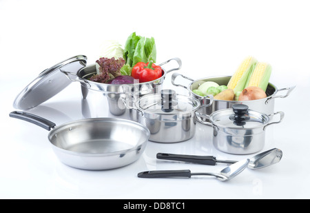 Set di pentole in acciaio inox con coperchi e verdure Foto Stock