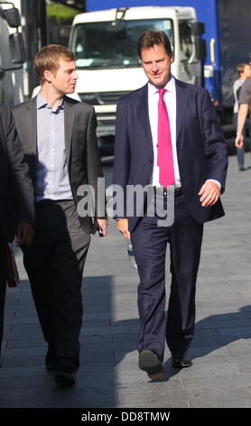 Leicester Square, Londra, Regno Unito. Il 29 agosto, 2013. British Vice Primo Ministro Nick Clegg lasciando LBC radio questa mattina Foto Stock