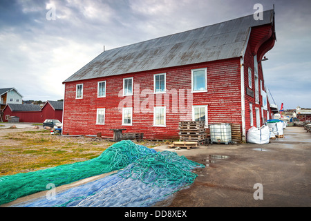 Rosso pesca in legno fienile con reti di essiccazione. Città Rorvik, Norvegia Foto Stock