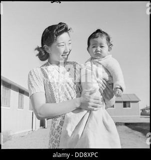 Un giovane membro della famiglia Kobayashi, residente al Granada Relocation Center di Amache, Colorado, viene mostrato all'esterno dopo il trasferimento durante la seconda guerra mondiale. Foto Stock