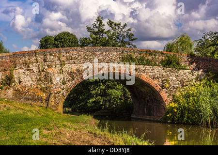 Ponte 78 il Kennet and Avon Canal vicino a Hungerford in Berkshire. Foto Stock
