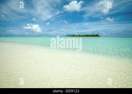 Maina atollo come si vede dalla bianca spiaggia di sabbia del deserto isola luna di miele, Aitutaki Lagoon - Isole Cook Sud Pacifico Foto Stock