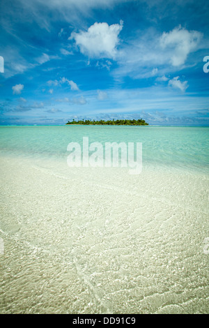 Maina atollo come si vede dalla bianca spiaggia di sabbia del deserto isola luna di miele, Aitutaki Lagoon - Isole Cook Sud Pacifico Foto Stock