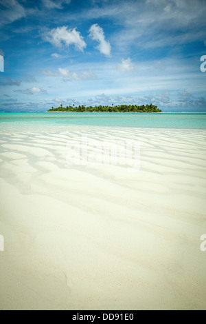 Maina atollo come si vede dalla bianca spiaggia di sabbia del deserto isola luna di miele, Aitutaki Lagoon - Isole Cook Sud Pacifico Foto Stock