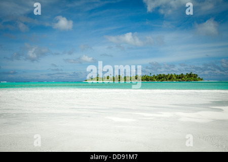 Maina atollo come si vede dalla bianca spiaggia di sabbia del deserto isola luna di miele, Aitutaki Lagoon - Isole Cook Sud Pacifico Foto Stock