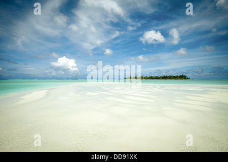 Maina atollo come si vede dalla bianca spiaggia di sabbia del deserto isola luna di miele, Aitutaki Lagoon - Isole Cook Sud Pacifico Foto Stock