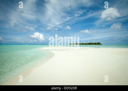 Isole di Cook, Laguna Aitutaki, Maina atollo come si vede dalla bianca spiaggia di sabbia del deserto isola luna di miele - Sud Pacifico Foto Stock