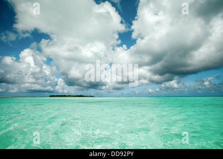 Isole di Cook, isola di Aitutaki Lagoon, vista di Motu Maina atollo dell'Oceano - Oceano Pacifico del Sud Foto Stock