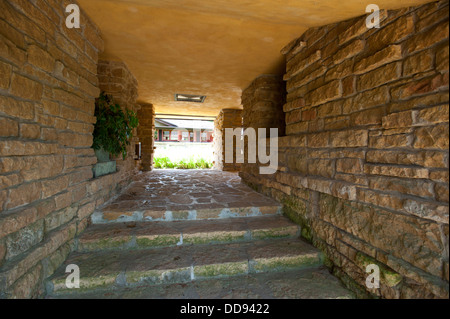 Stati Uniti d'America, Wisconsin, verde primavera. Frank Lloyd Wright, Taliesin, residenza privata ingresso. Foto Stock