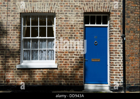 Blu porta anteriore n. 36 di Georgian House nella città di York North Yorkshire England Regno Unito Foto Stock