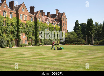 Uomo prato falciatura Antica Corte Selwyn College University of Cambridge Inghilterra England Foto Stock