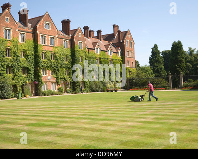 Uomo prato falciatura Antica Corte Selwyn College University of Cambridge Inghilterra England Foto Stock