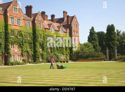 Uomo prato falciatura Antica Corte Selwyn College University of Cambridge Inghilterra England Foto Stock