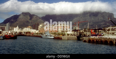 Victoria and Albert Waterfront e Cape Grace Hotel in da di Table Mountain con la copertura nuvolosa, Cape Town, Sud Africa Foto Stock