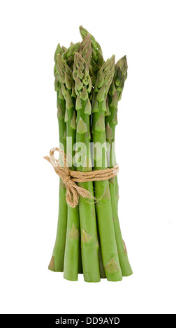 Freschi asparagi verdi mazzetto un premio stagionale su vegetale isolata contro uno sfondo bianco Foto Stock