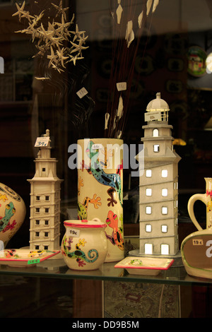 Torre di Ercole lighthouse vaso di ceramica e ceramica in un negozio di articoli da regalo finestra, A Coruña, Galizia, Spagna Foto Stock