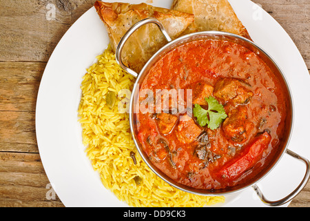 Carni bovine rogan josh un famoso curry indiano con pepe rosso e spinaci in vista superiore Foto Stock