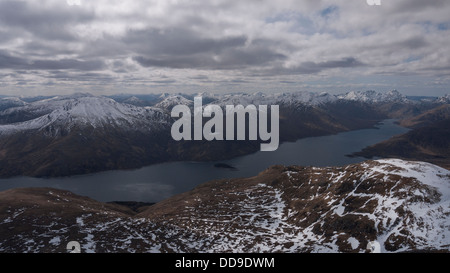 Visualizza in basso Loch Quoich verso Knoydart dalla montagna Gleouraich, Highlands scozzesi UK Foto Stock