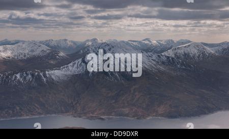 Vista verso sud dalla montagna Gleouraich verso Gairich con il Loch Quoich qui di seguito. A nord-ovest di Highlands, Scotland, Regno Unito Foto Stock