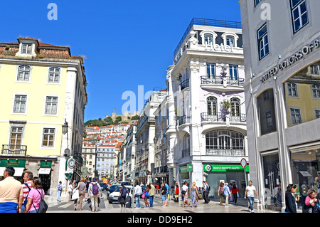 Folla in via commerciale, Praça Dom Pedro IV, Lisbona Portogallo Foto Stock