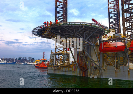 Di atterraggio per elicotteri pad sulla piattaforma petrolifera. Foto Stock