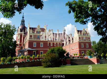 Il nuovo castello di Muskauer Park (Park Muzakowski) è raffigurato a Bad Muskau, Germania, 29 agosto 2013. La ricostruzione del nuovo castello è stata completata dopo 18 anni di lavoro. Foto: PATRICK PLEUL Foto Stock