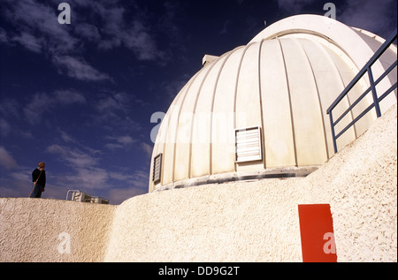 Un lavoratore si erge sul tetto del Firenze e George saggio osservatorio astronomico di proprietà di e gestito da Tel Aviv University si trova vicino alla città di Mitzpe Ramon nel deserto del Negev in prossimità del bordo del cratere di Ramon, Israele sud Foto Stock