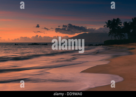 Tramonto a Poolenalena Beach, Maui, Hawaii Foto Stock