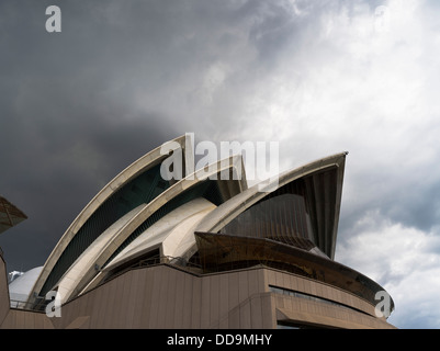 Dh il Porto di Sydney Sydney Australia Sydney Opera House roof nuvole temporalesche moody Foto Stock