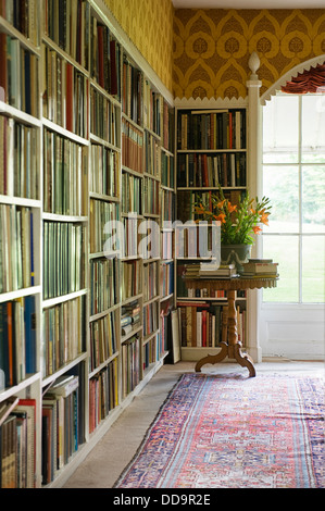 Ampie librerie nella libreria di Studio del xviii secolo Sussex home Foto Stock