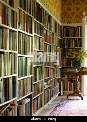 Ampie librerie nella libreria di Studio del xviii secolo Sussex home Foto Stock