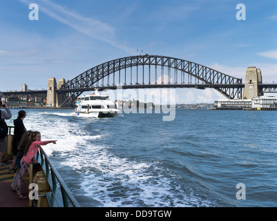 dh Sydney Harbour SYDNEY AUSTRALIA Bambini a bordo di traghetti catamarani ponte porto persone giovane ragazza persona Foto Stock